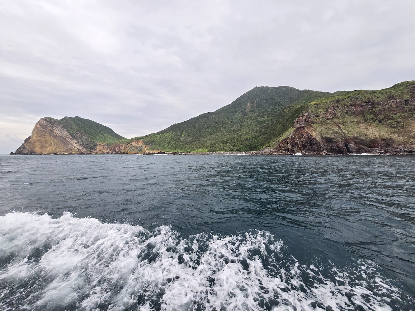 海面浪花與山海地景