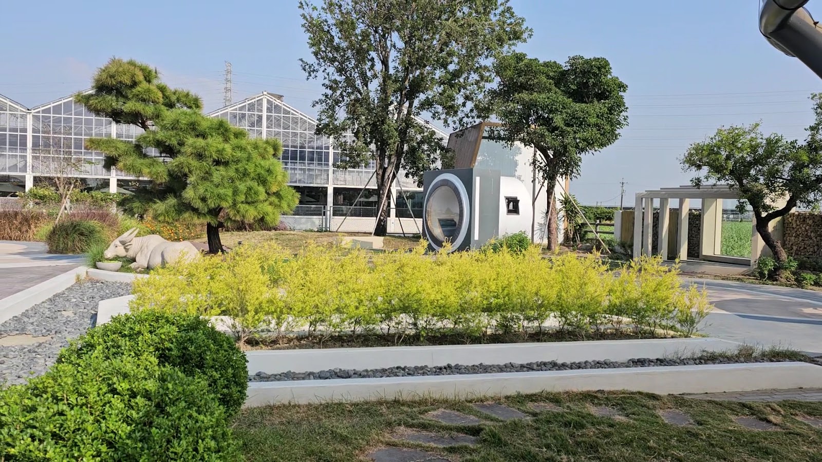 土庫驛可可莊園戶外庭園，造型黑松與裝置藝術