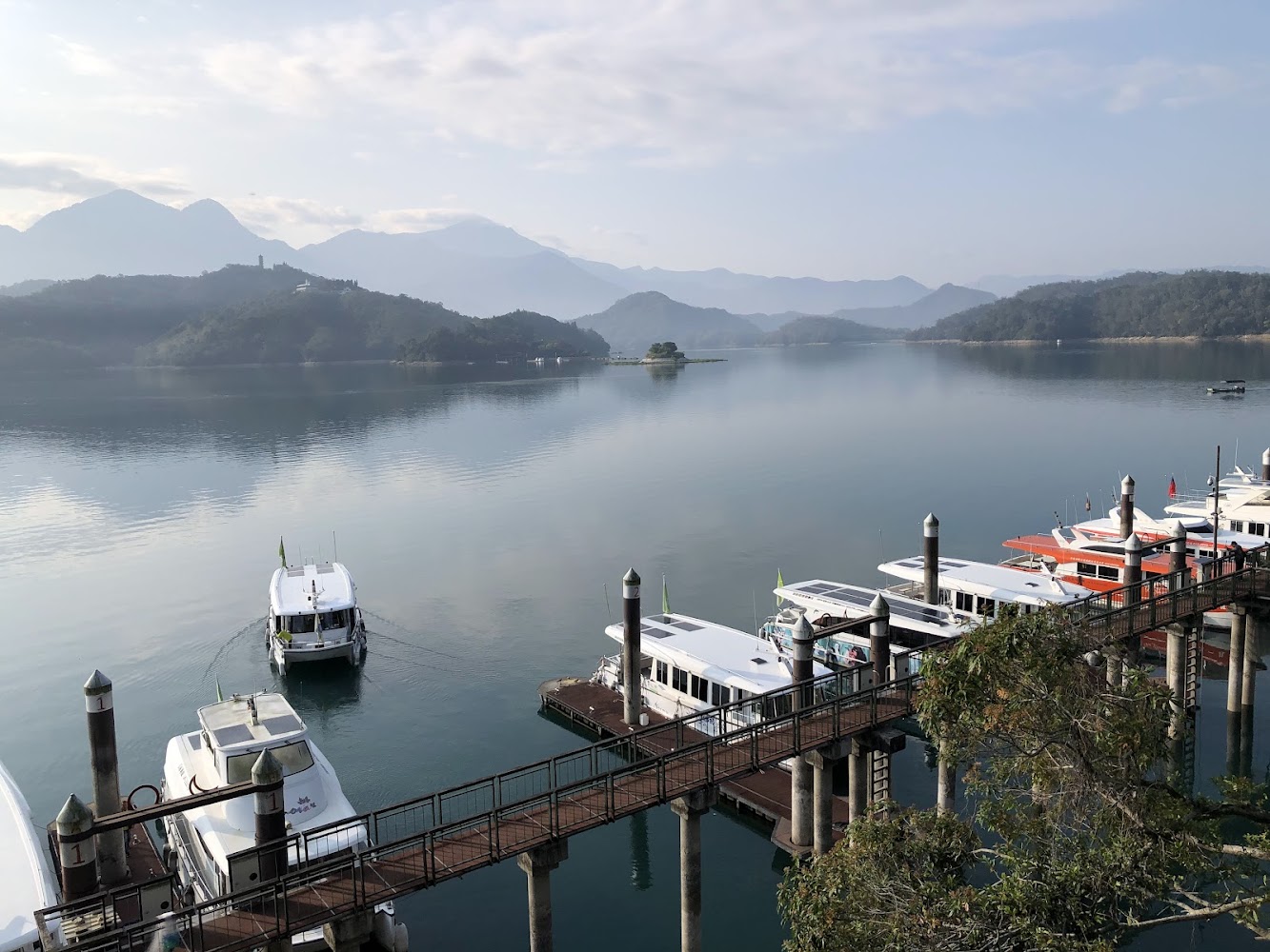 寧靜湖泊碼頭與數艘遊艇