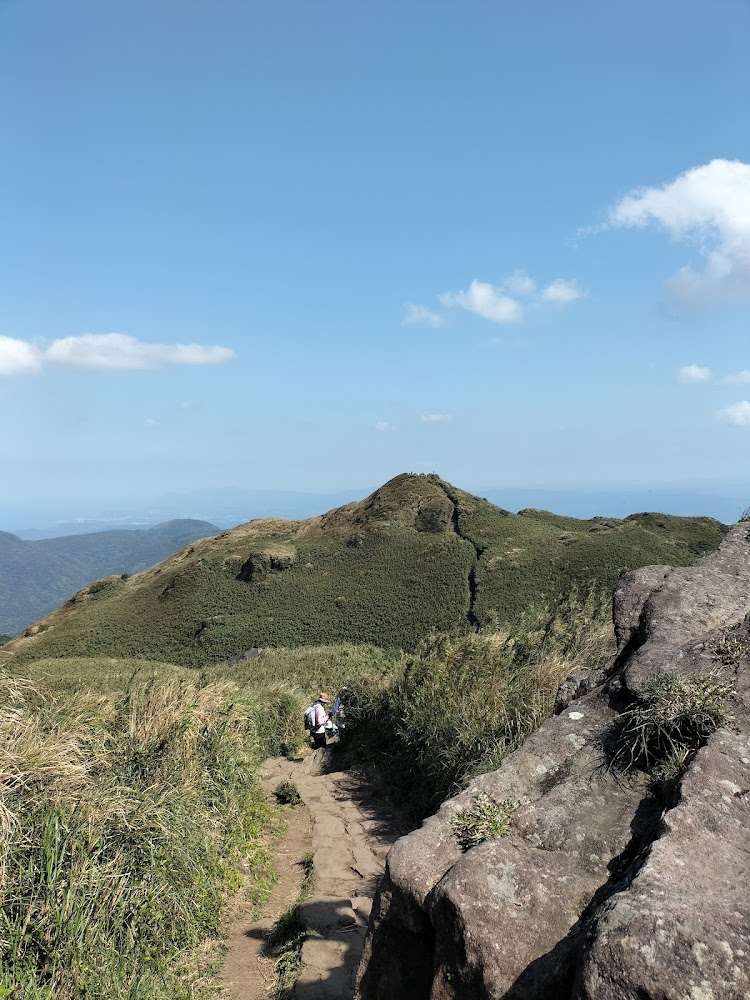 七星山小油坑步道藍天下登山客與步道