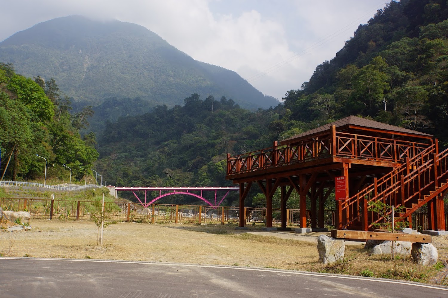八仙山紅色觀景台與山景