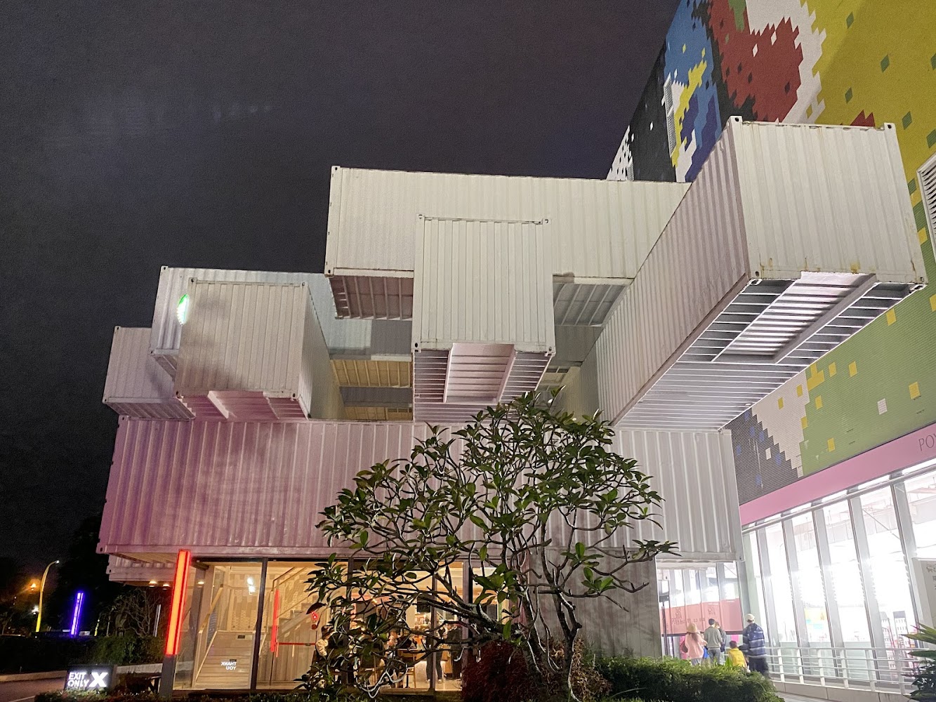 夜晚燈光下的花蓮星巴克洄瀾門市貨櫃建築外觀