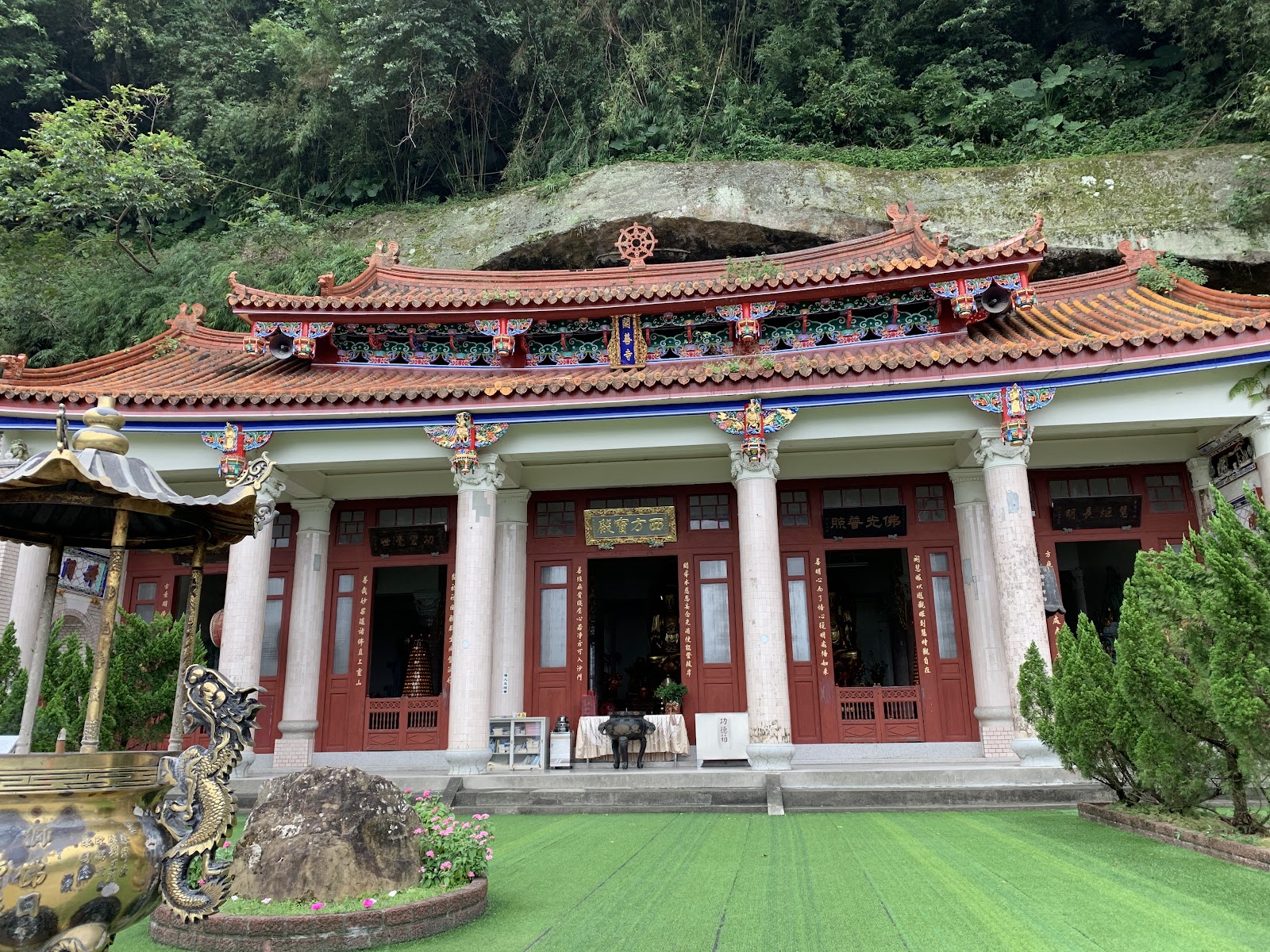 獅頭山另一殿宇建在岩洞之中,廟宇緊貼岩石,震撼感十足