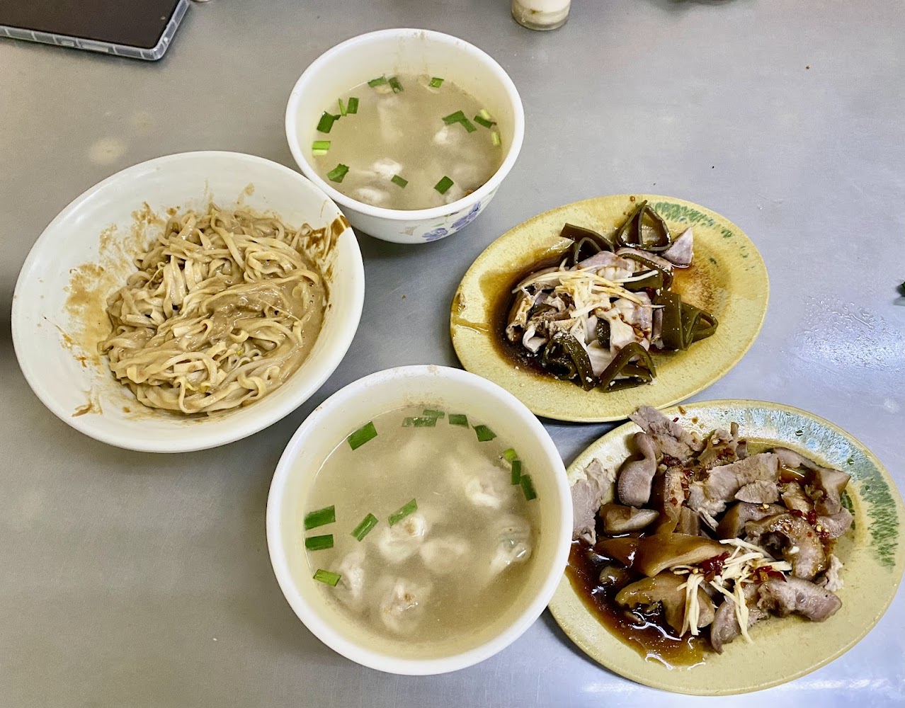 南機場24小時小吃麻醬麵與小菜