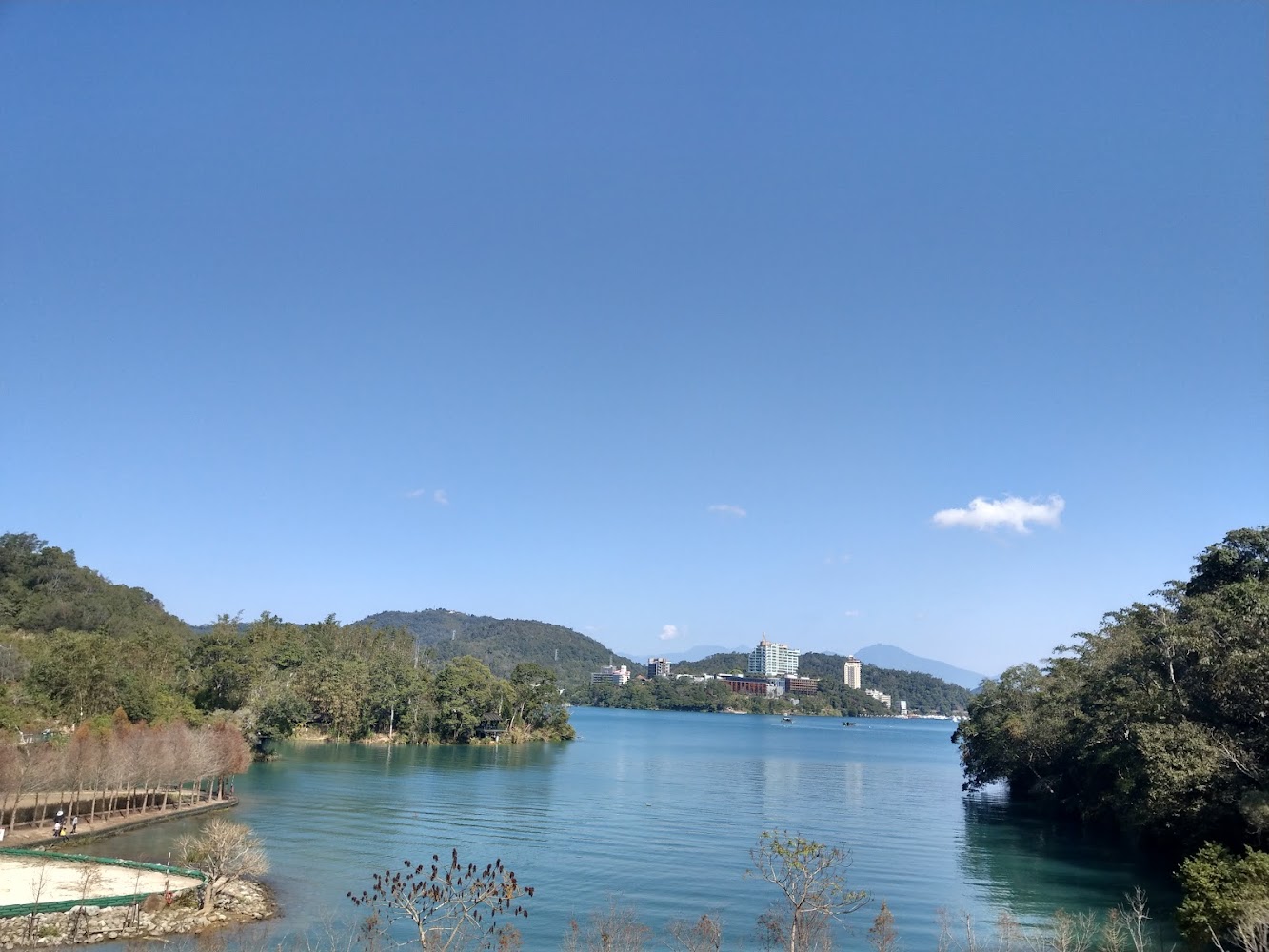 寧靜湖泊與藍天白雲景色