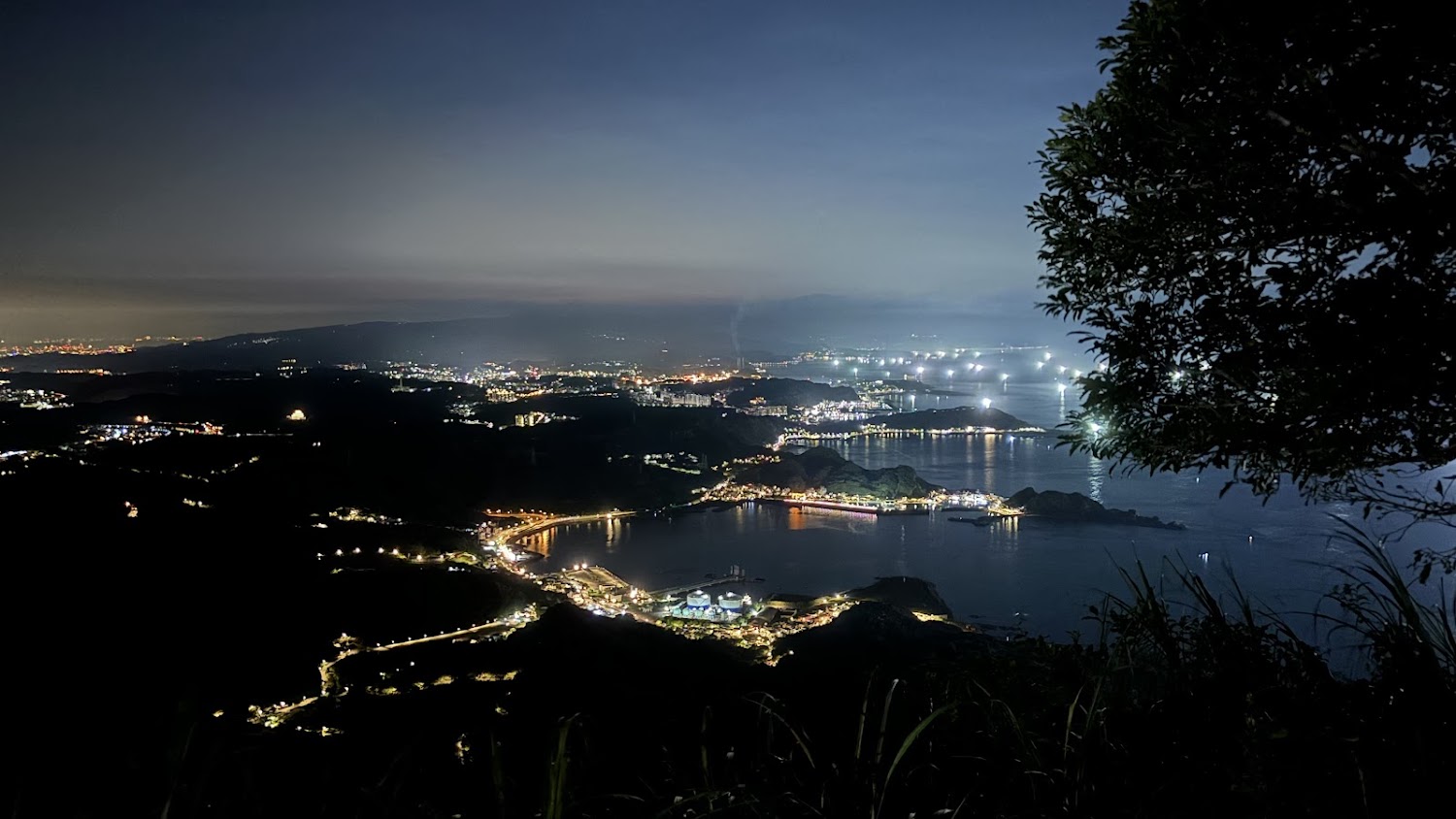 夜晚海灣城市燈火景色