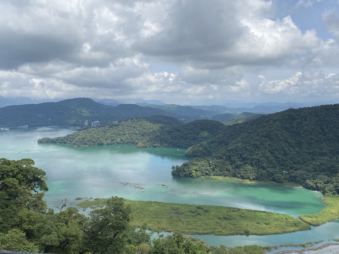 日月潭翠綠湖面與群山景色