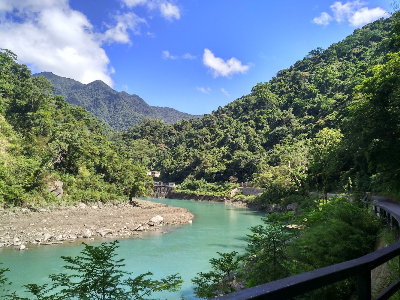 內洞國家森林遊樂區溪谷與山景