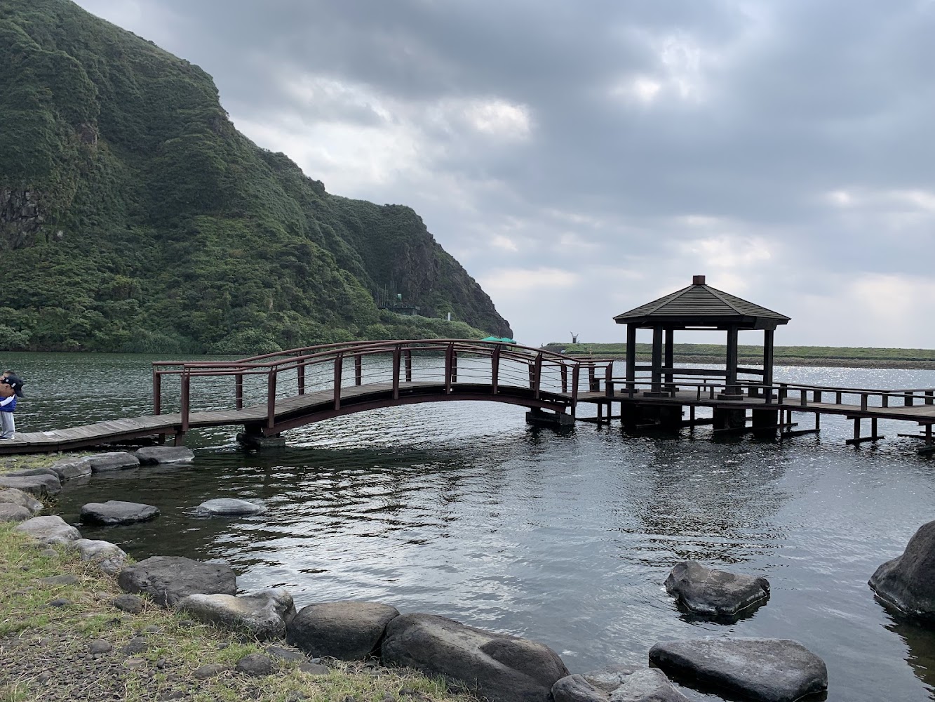 龜山島湖泊拱橋與涼亭風景