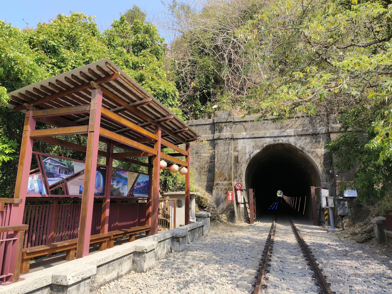 臺鐵舊山線隧道群周邊山林與鐵道歷史場景
