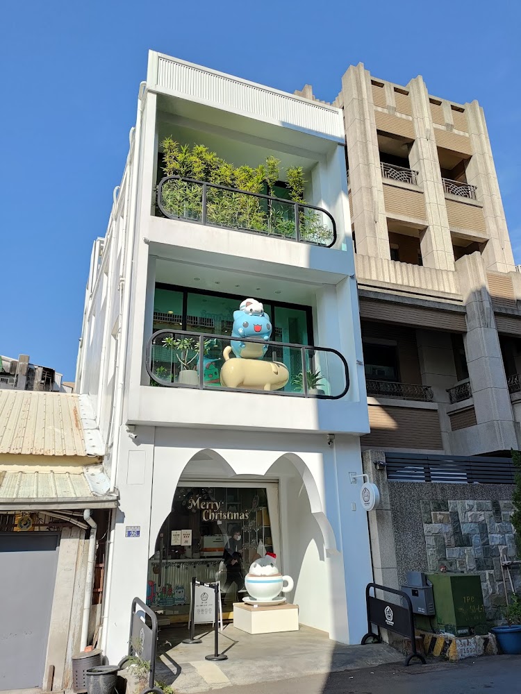 咖波屋白色建築外觀與樓層裝飾