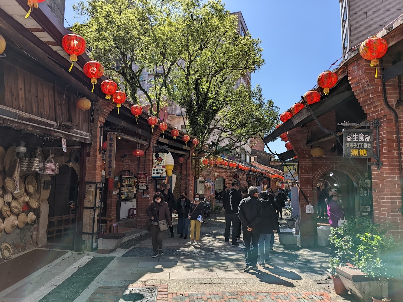 深坑老街紅燈籠街景與遊客散步畫面