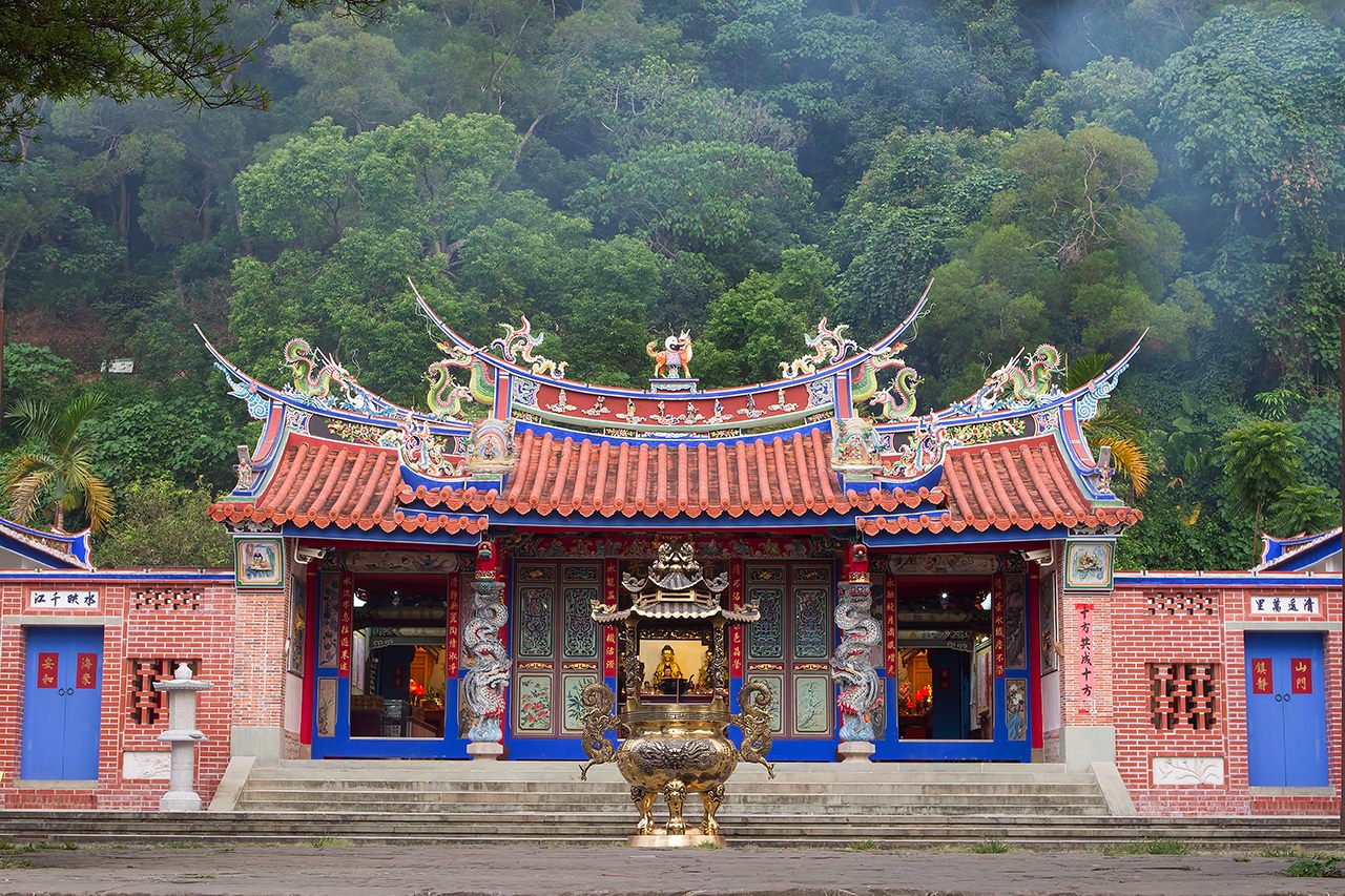 清水岩寺正殿正面飛簷龍鳳彩繪彰化社頭