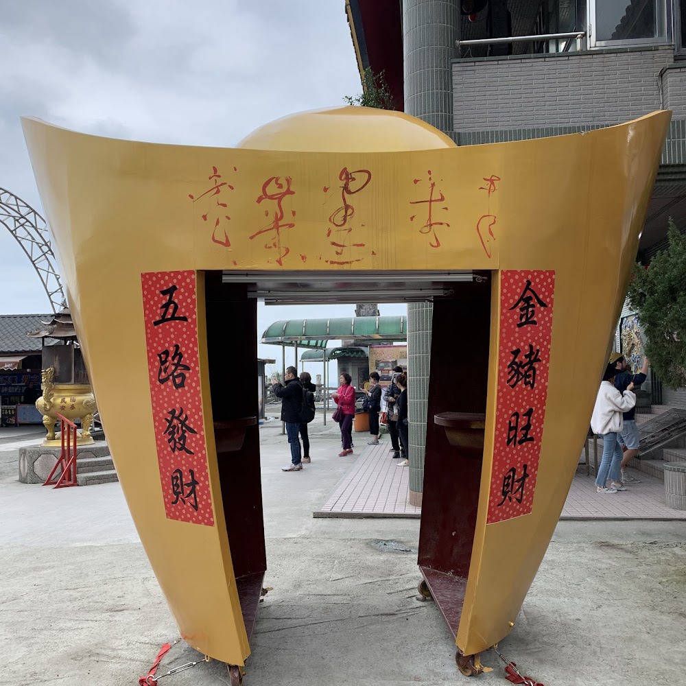 大型金元寶裝置與遊客
