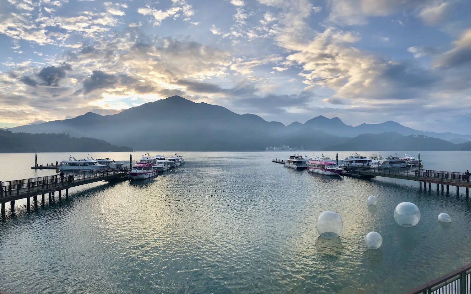 日月潭碼頭兩側停滿遊艇與山景雲海