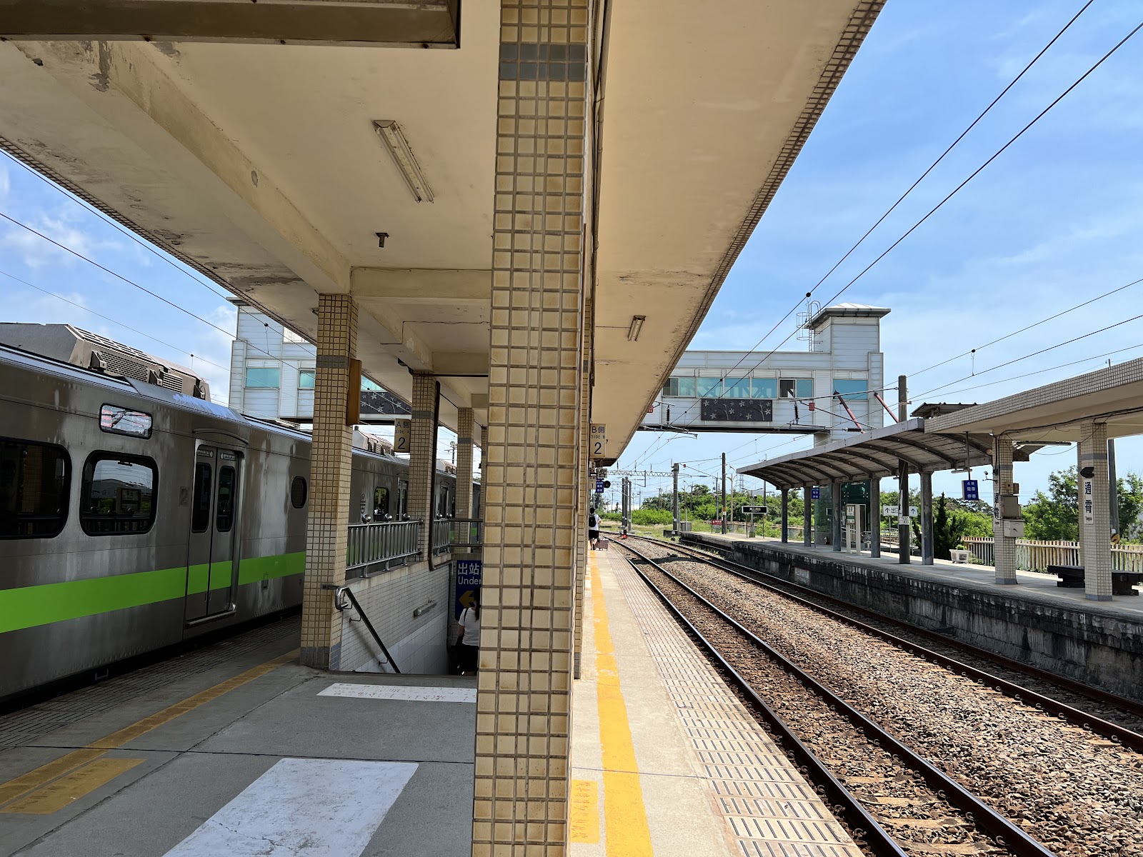 通霄車站月台台鐵電聯車