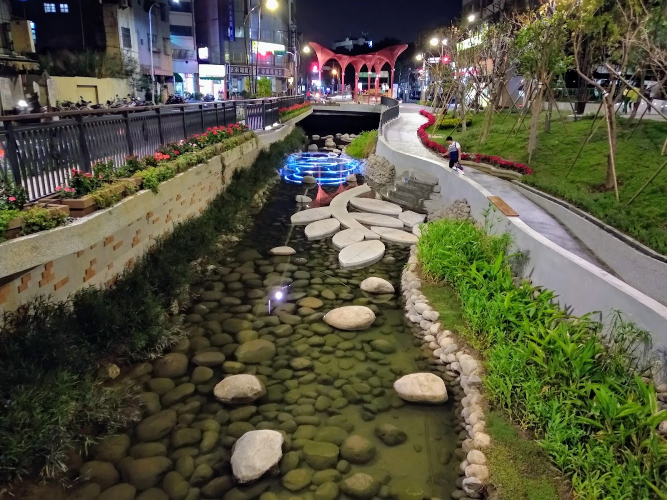 葫蘆墩圳夜間水岸光景
