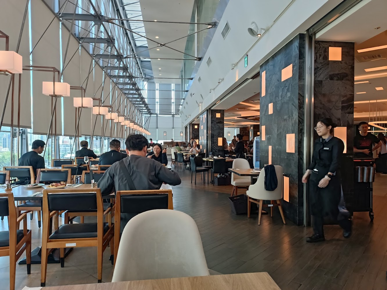 台北天母SOGO店用餐區寬敞明亮有服務人員巡桌