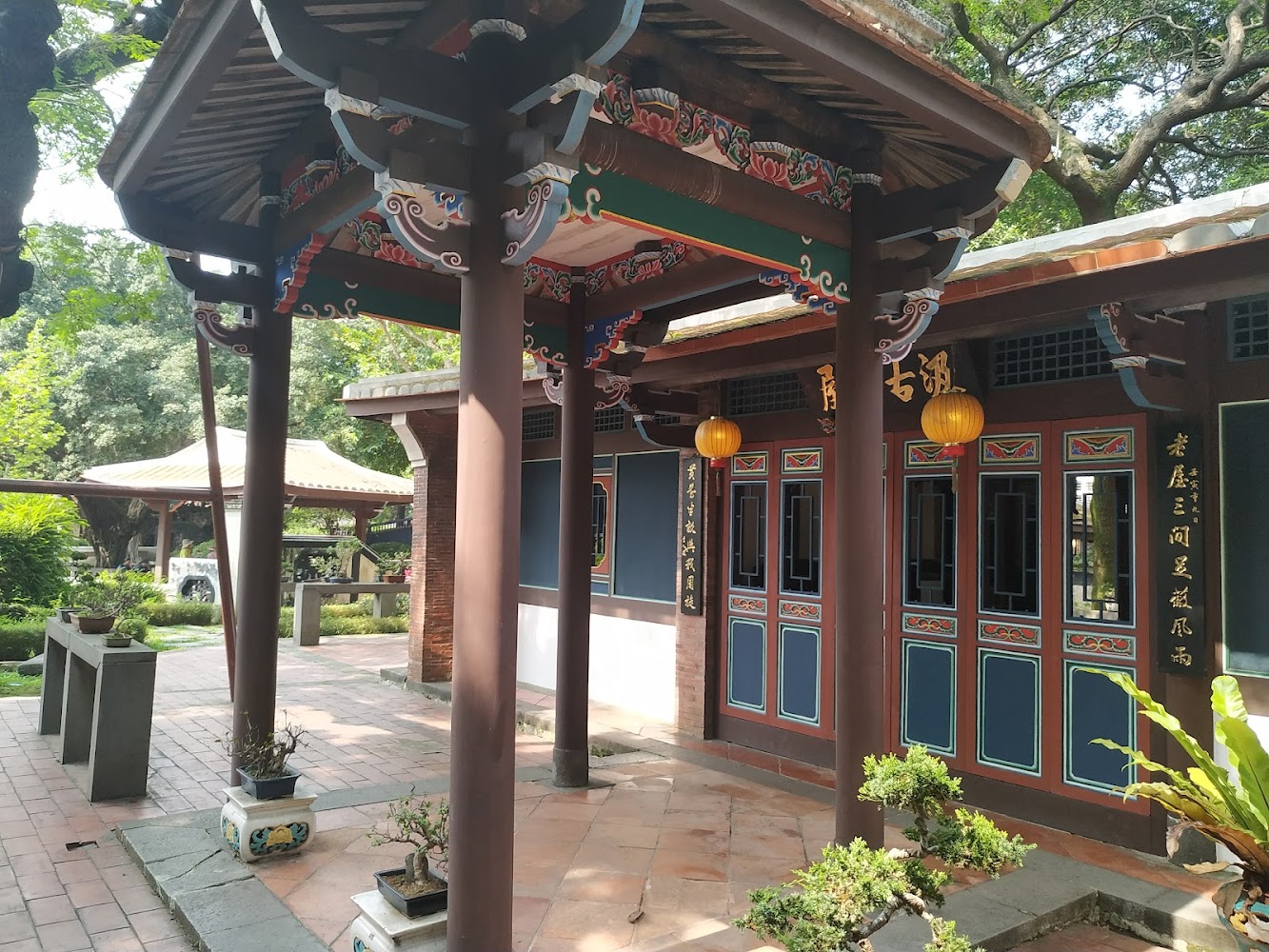 精美彩繪屋頂與傳統建築庭院