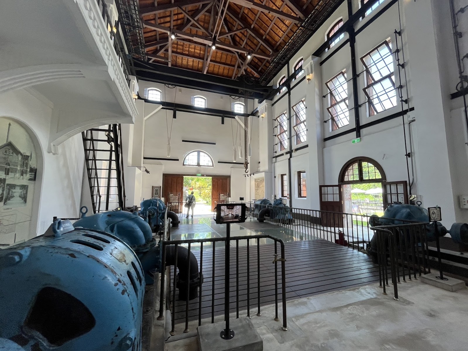 台南山上水道博物館電機室大型藍色離心式水泵機組拱形玻璃窗