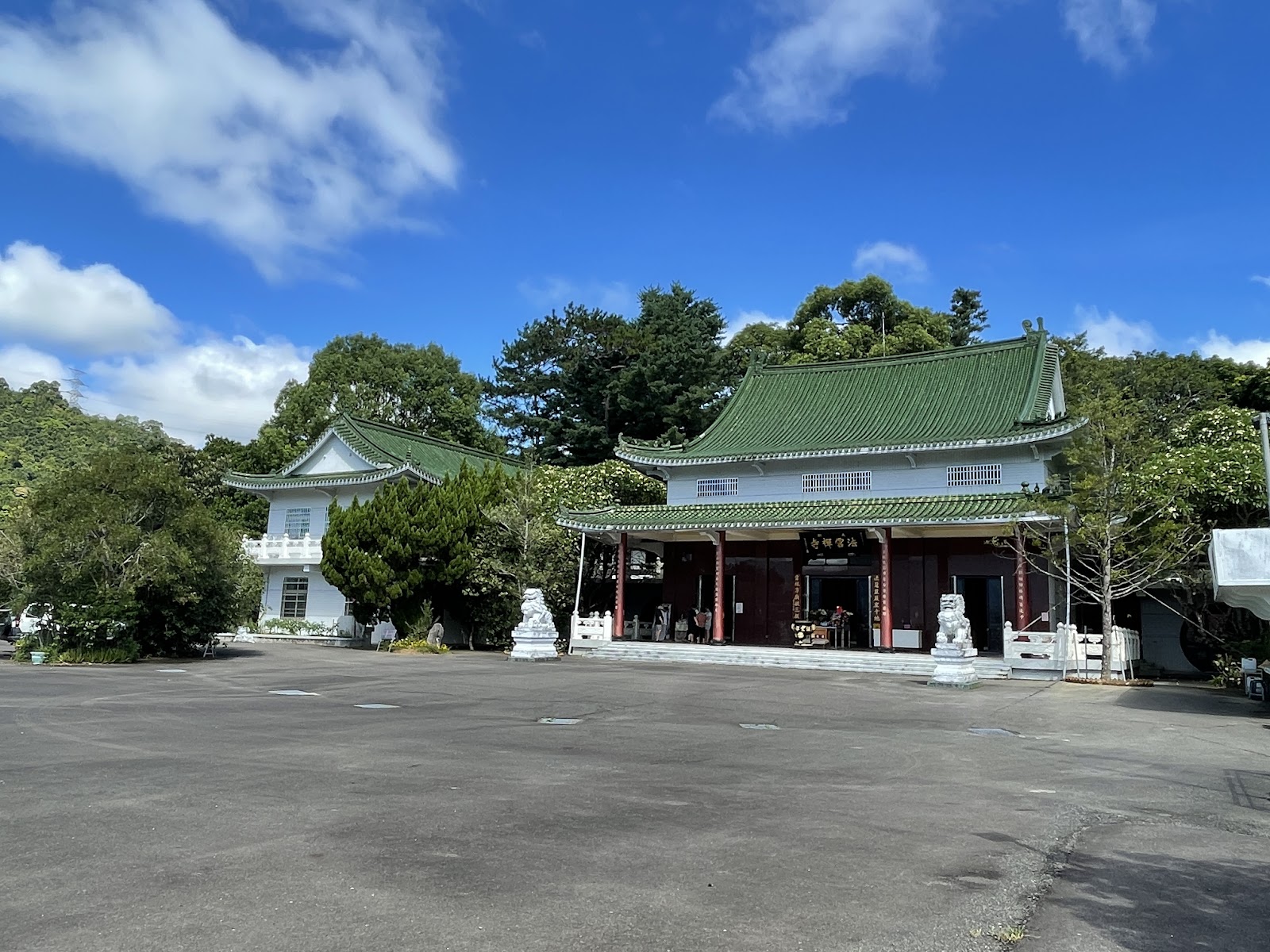 大湖法雲禪寺正殿外觀綠琉璃瓦屋頂白色石獅廣場藍天
