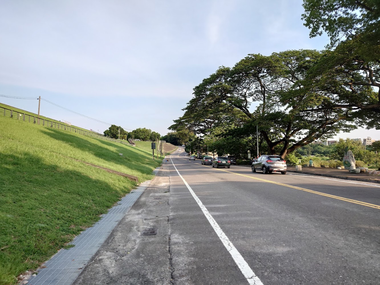 湖區道路與綠草坡