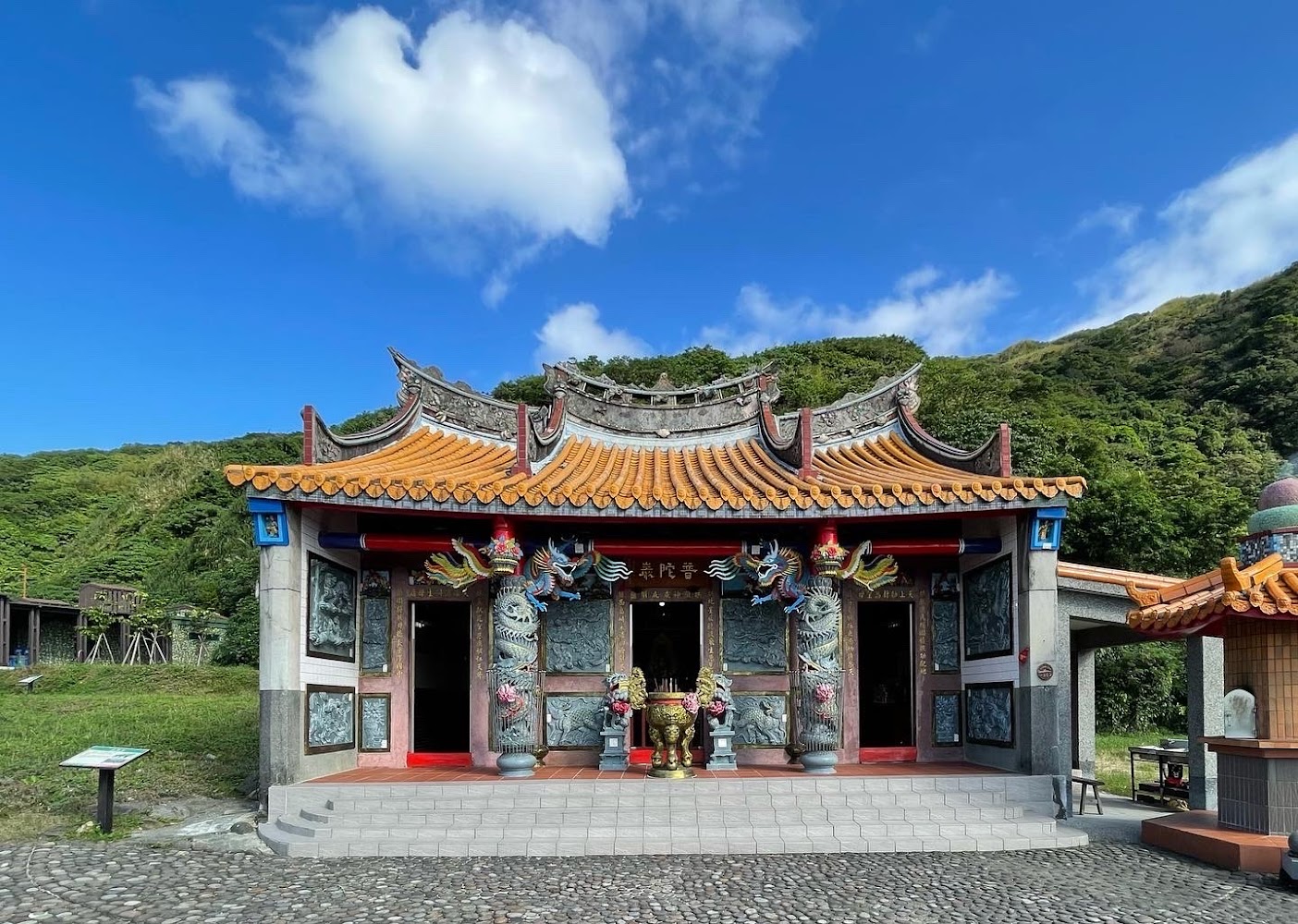 龜山島傳統寺廟建築與山景