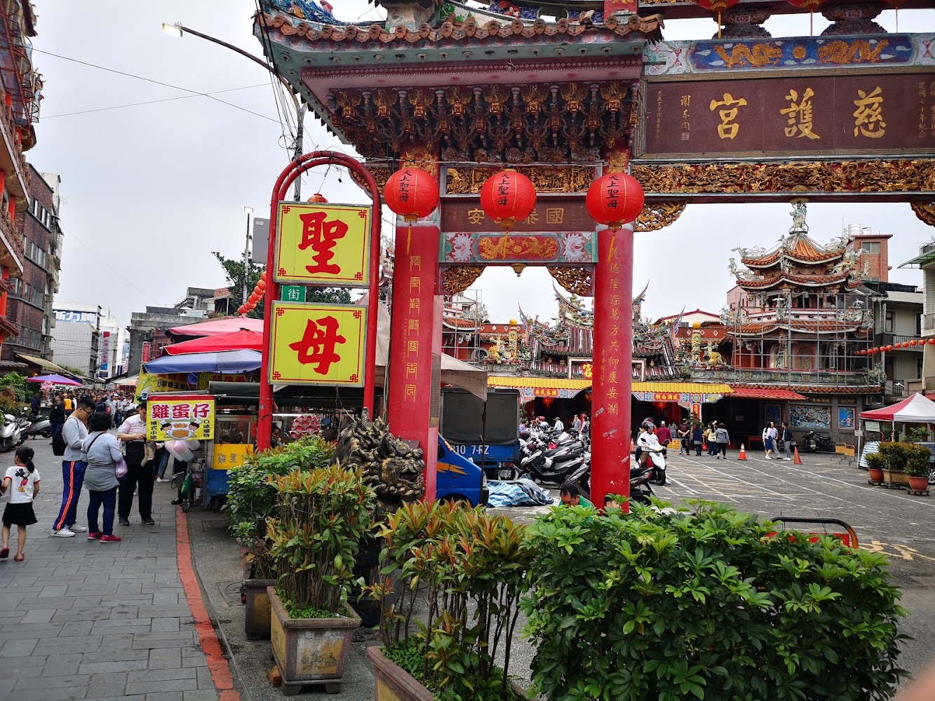 華麗廟宇牌樓與熱鬧街景