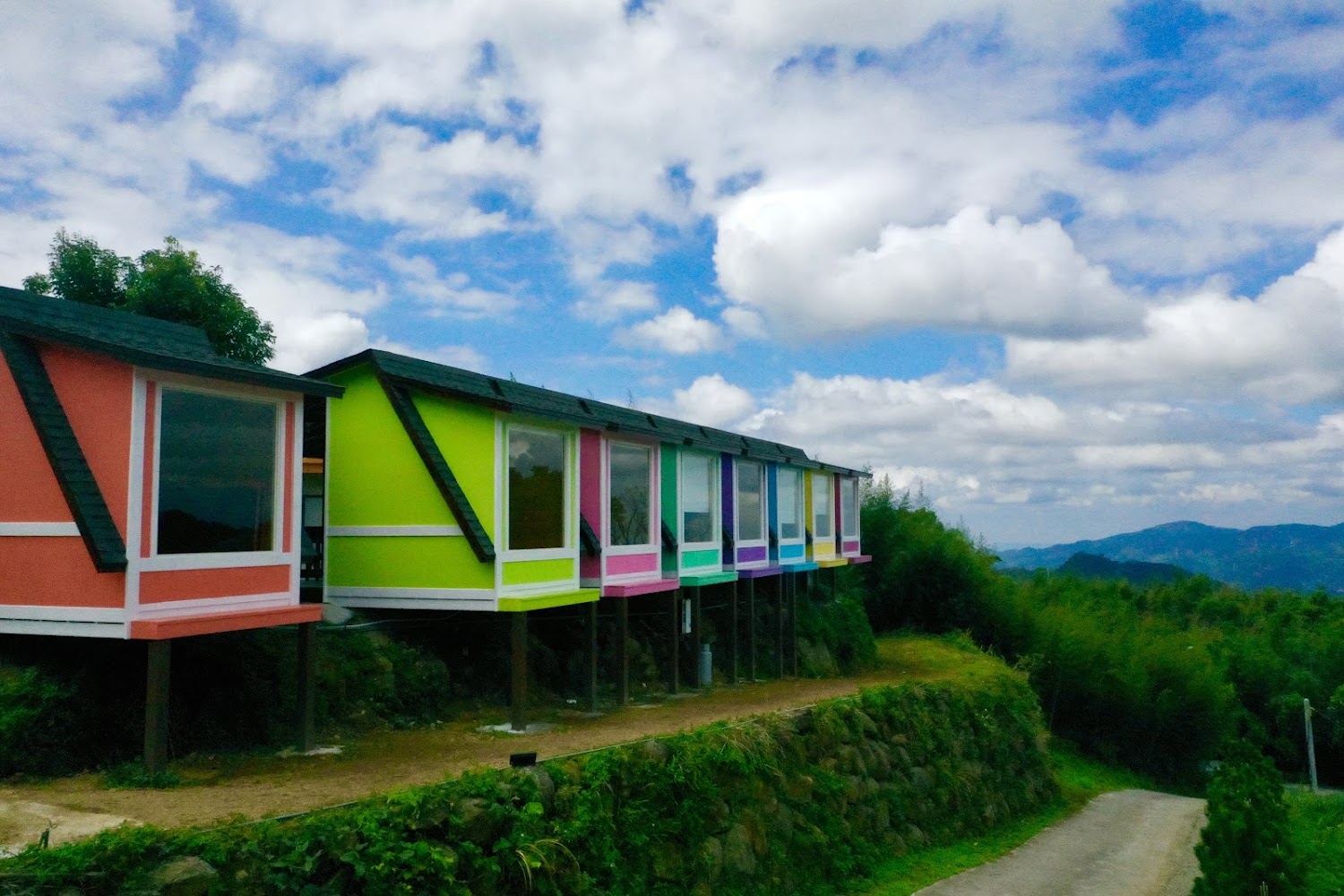 忘憂小築彩色小屋與山景