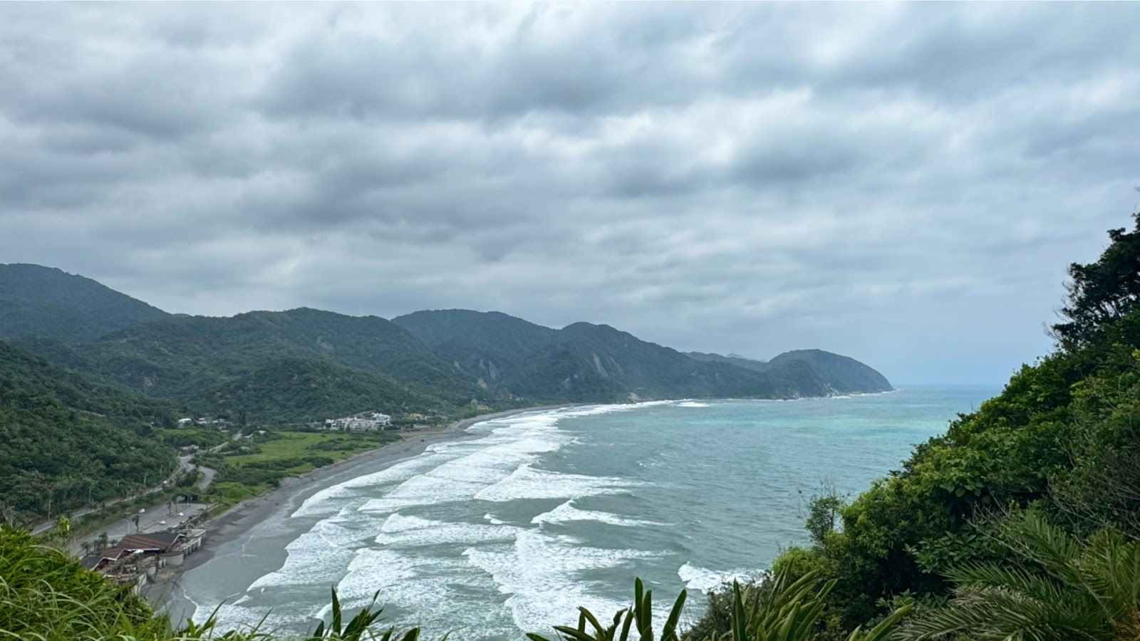大石鼻山步道俯瞰磯崎海灣花蓮豐濱