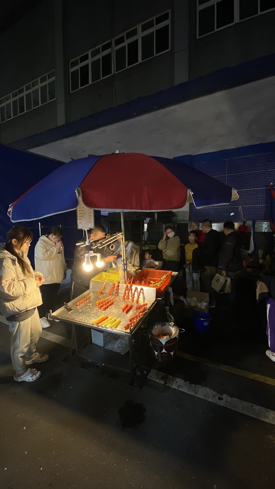 李仔串糖葫蘆攤位與排隊人潮