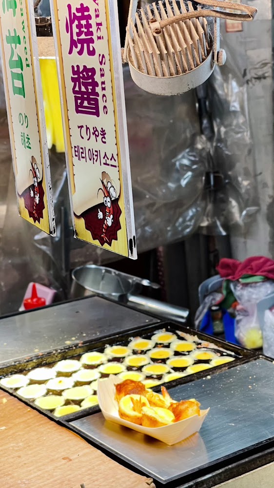 士林夜市章魚燒攤位製作畫面