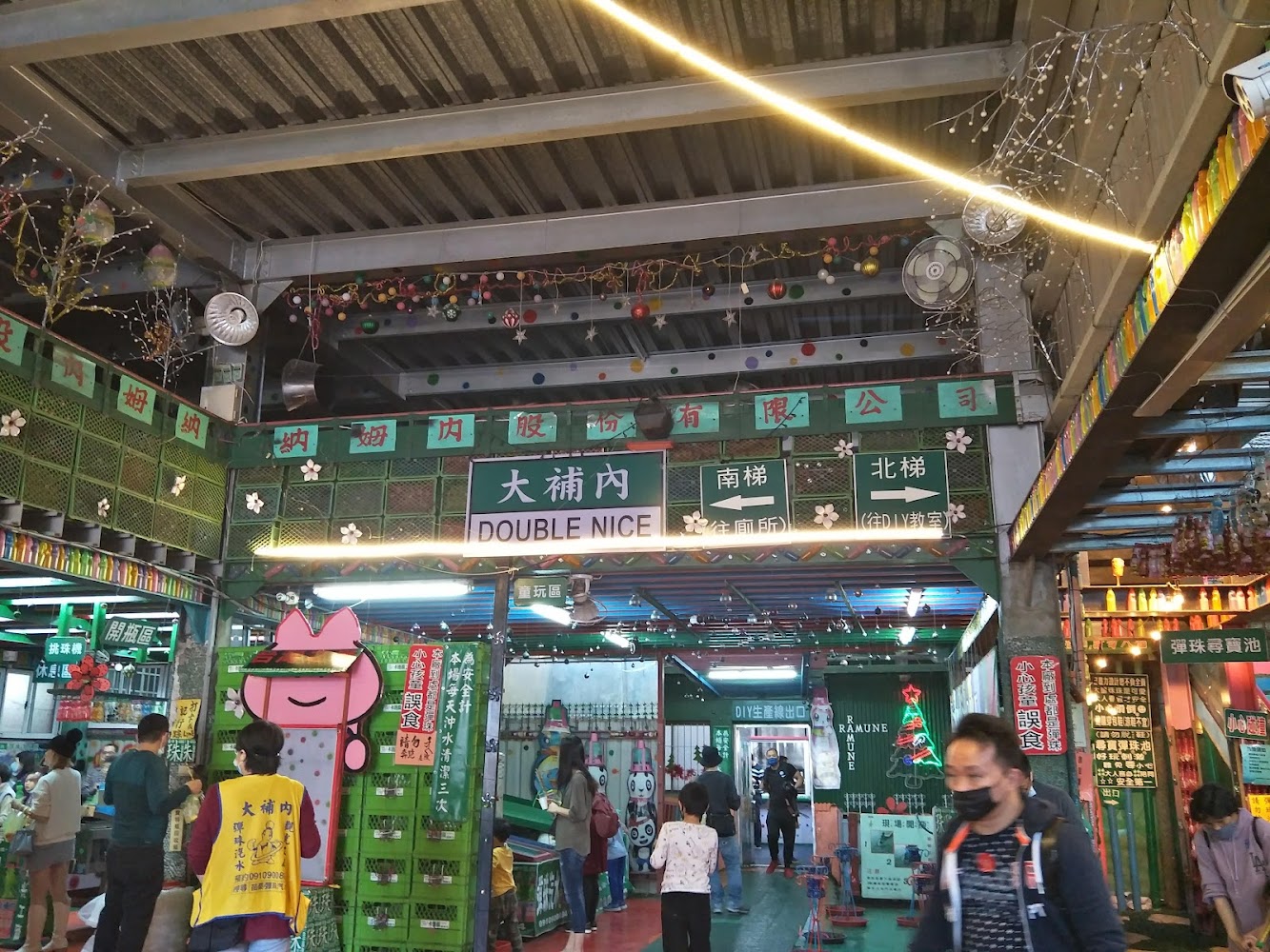 大補內Double Nice入口空間,有招牌與人潮進出。