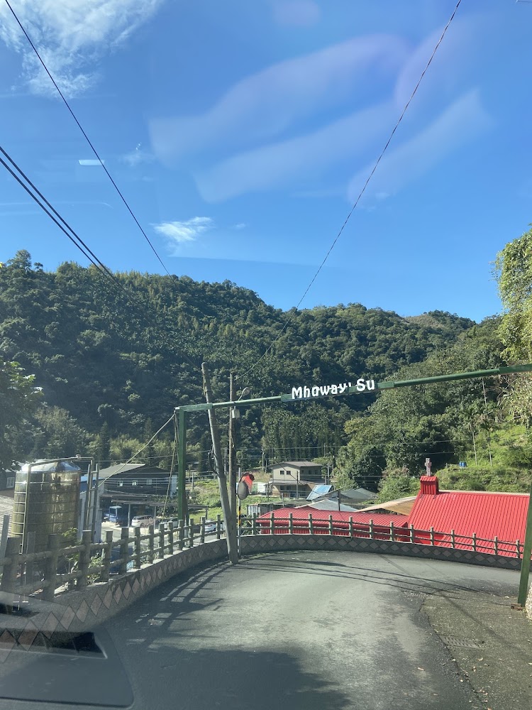 山路與木欄杆及招牌景象