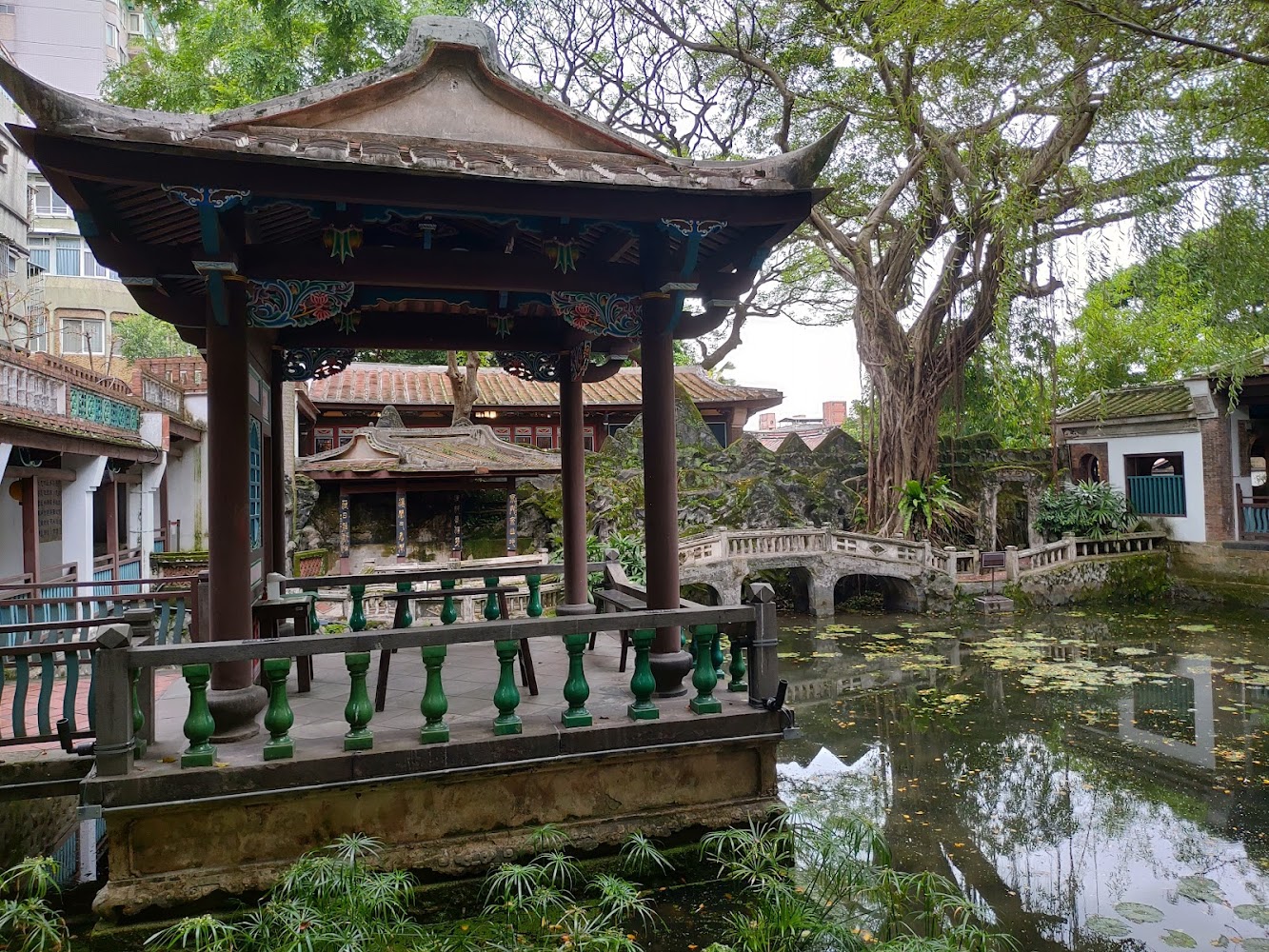 古色古香中式庭園與小橋涼亭