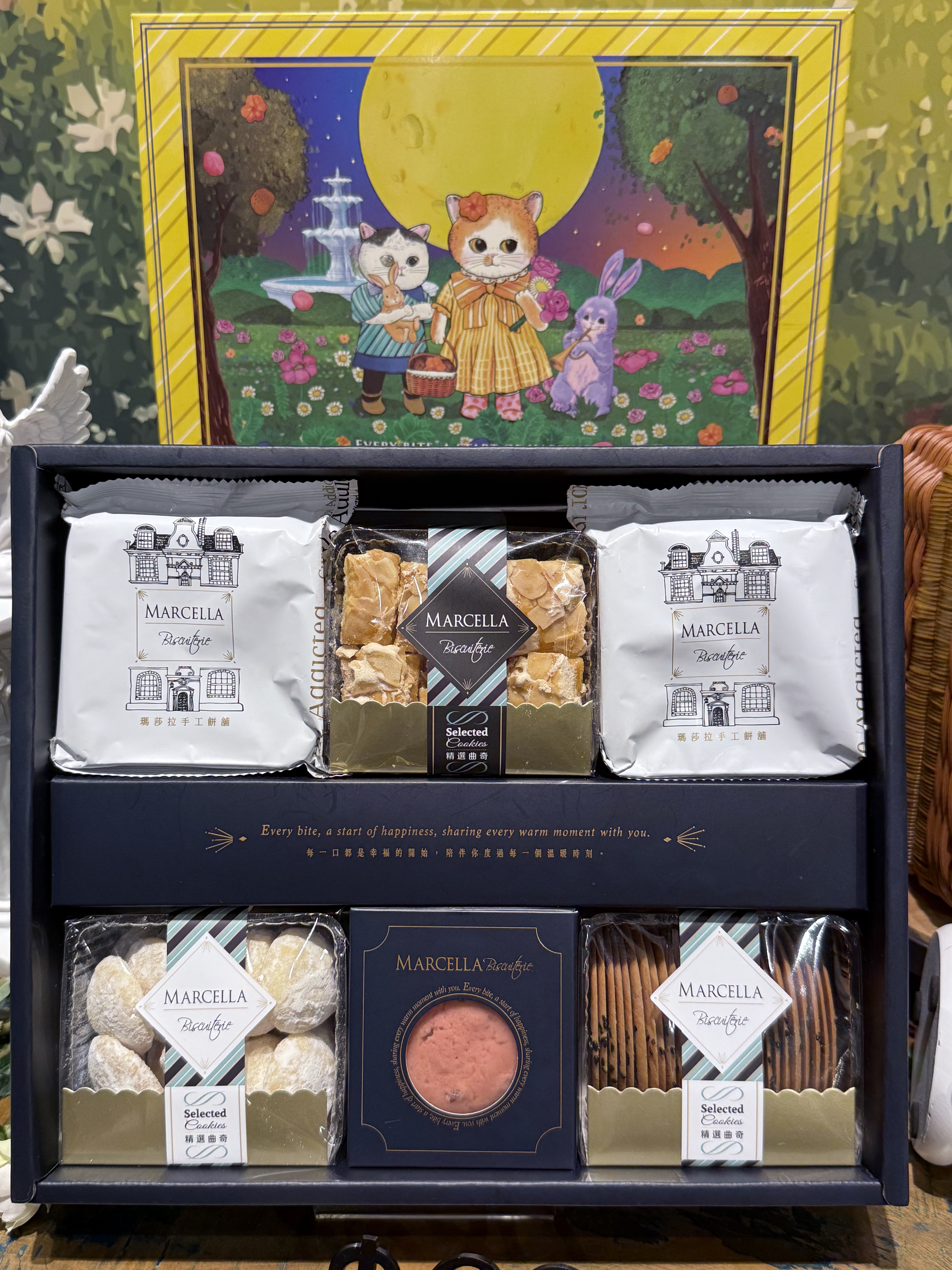 設計精美的Marcella禮盒內含多種餅乾甜點