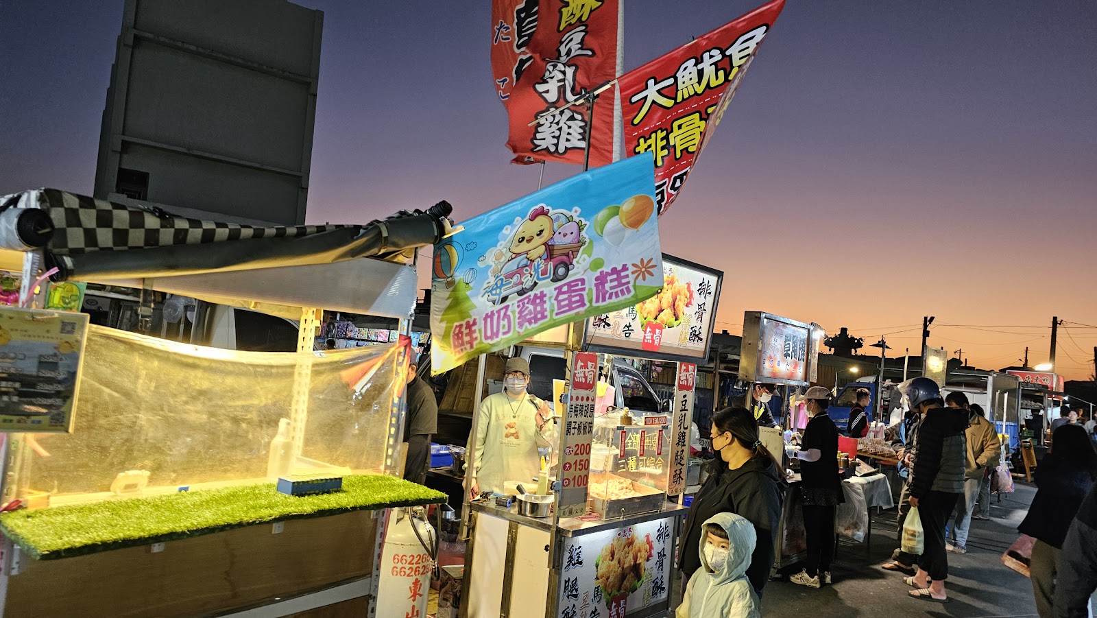 台西夜市攤販鮮奶雞蛋糕排骨酥古早味美食夕陽橘紅天空