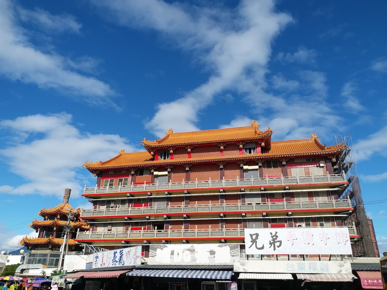 車城福安宮大型建築與周邊商圈