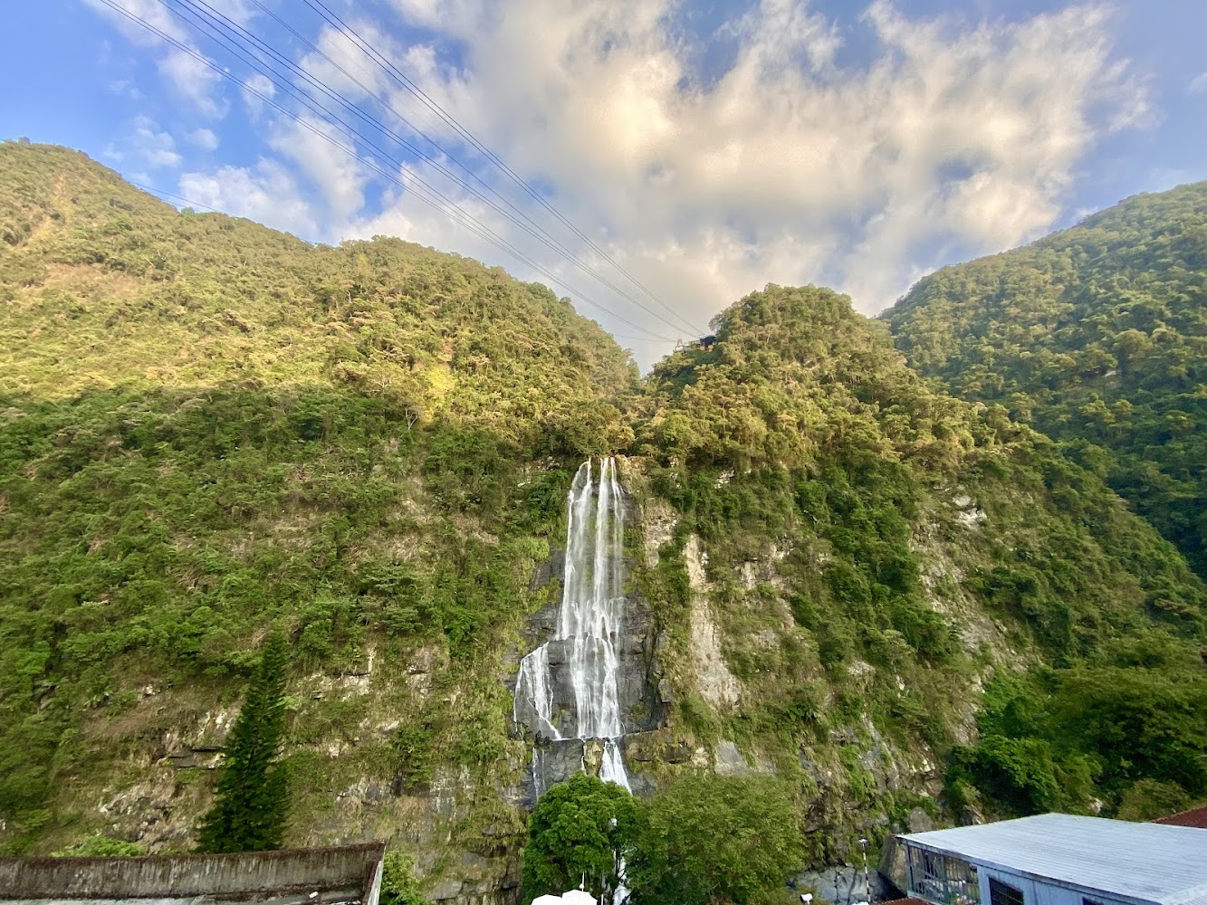 烏來瀑布遠景與山谷風光
