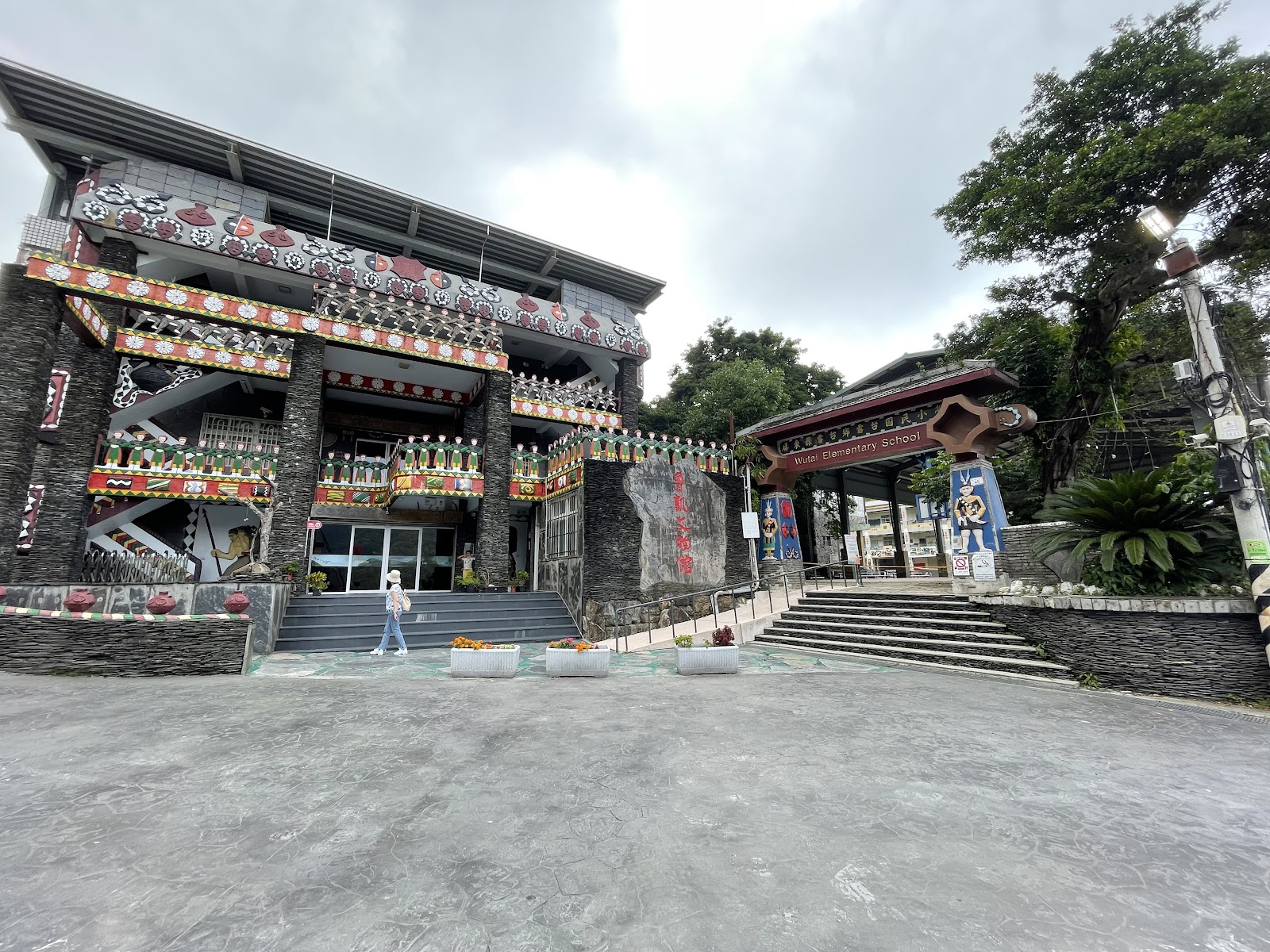 霧台魯凱文物館外觀,石板建築搭配山景