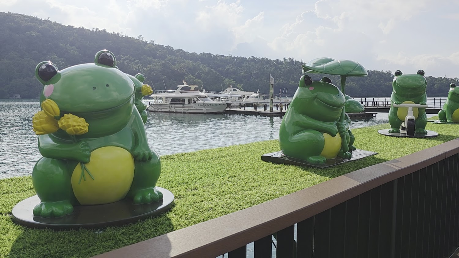 湖邊草地上的青蛙雕像
