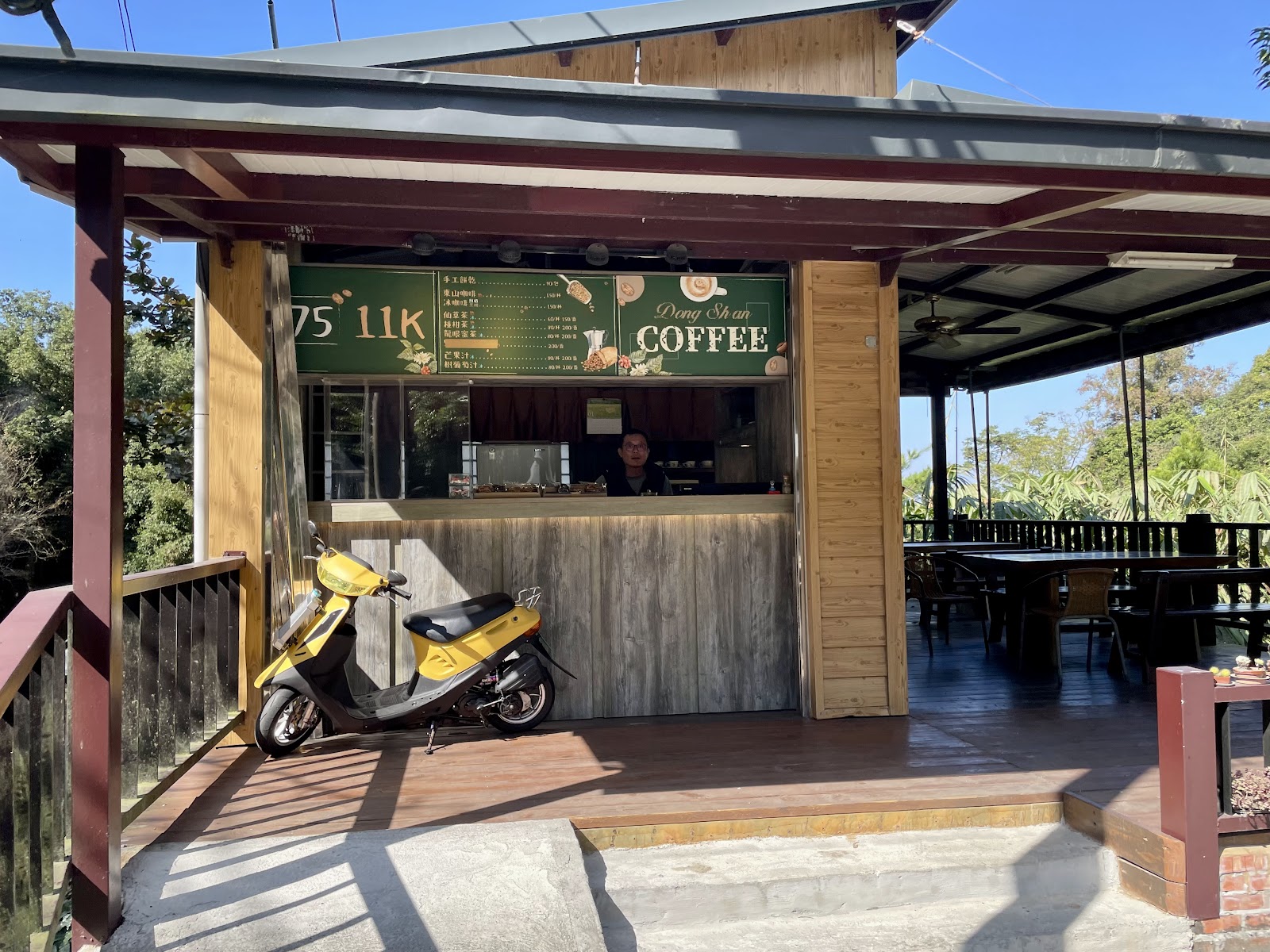 台南東山老家咖啡吧台外觀，Dong Shan Coffee 招牌，露天木造空間