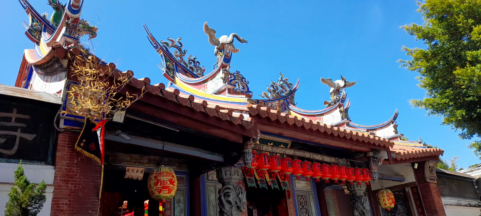 芬園寶藏寺廟頂剪黏彩飾紅燈籠閩南建築