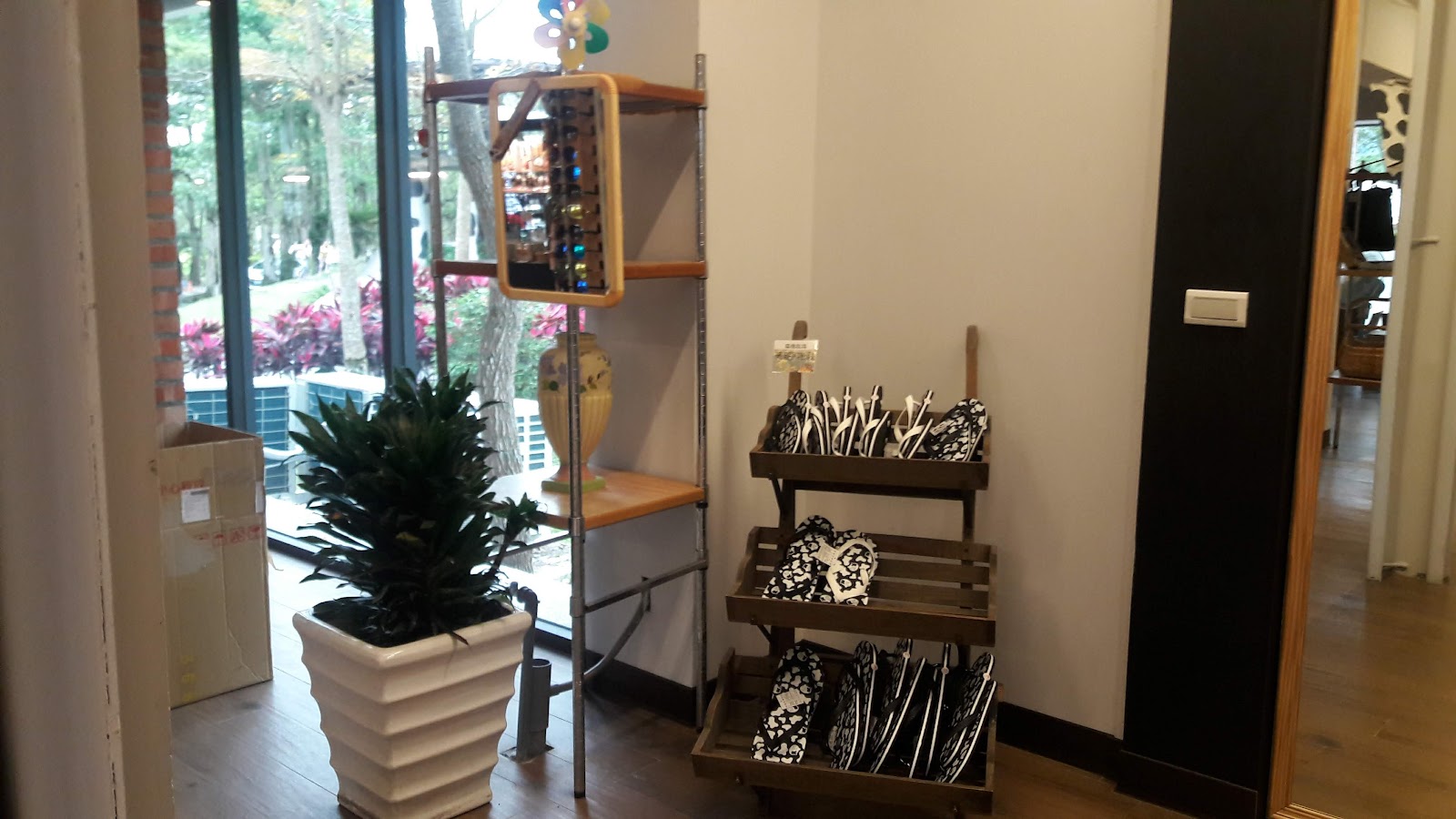 瑞穗牧場商店內，牛紋周邊商品展示架