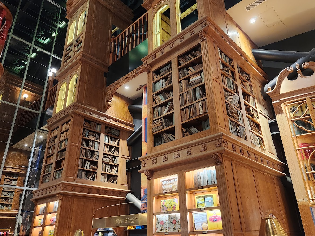 宮原眼科大型木質書架與雙層空間