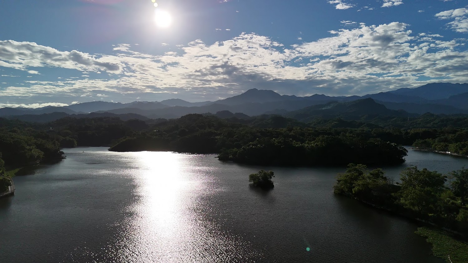 湖泊森林與遠方山脈的開闊景色