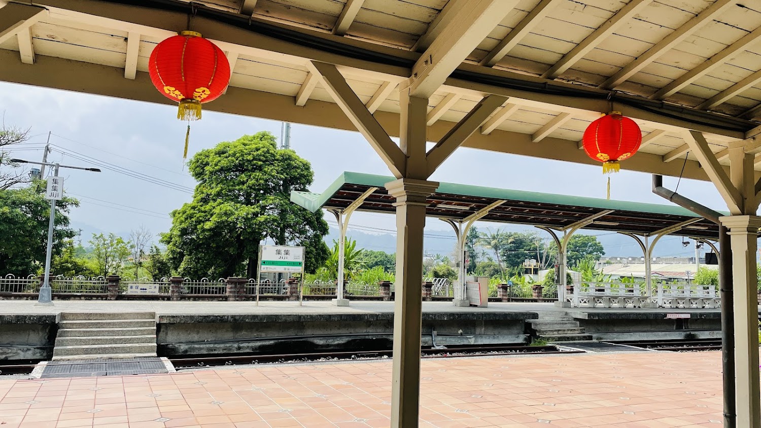 集集車站月台紅燈籠與綠樹景致