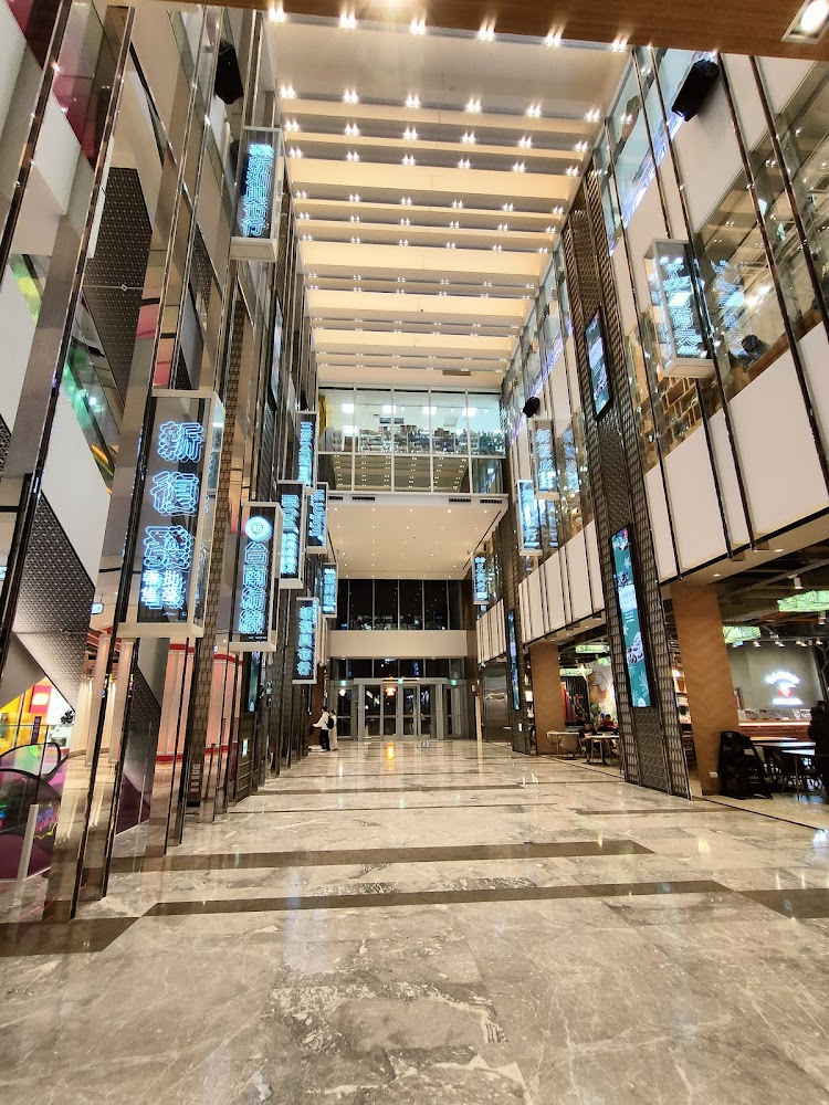 南紡購物中心挑高大廳空間