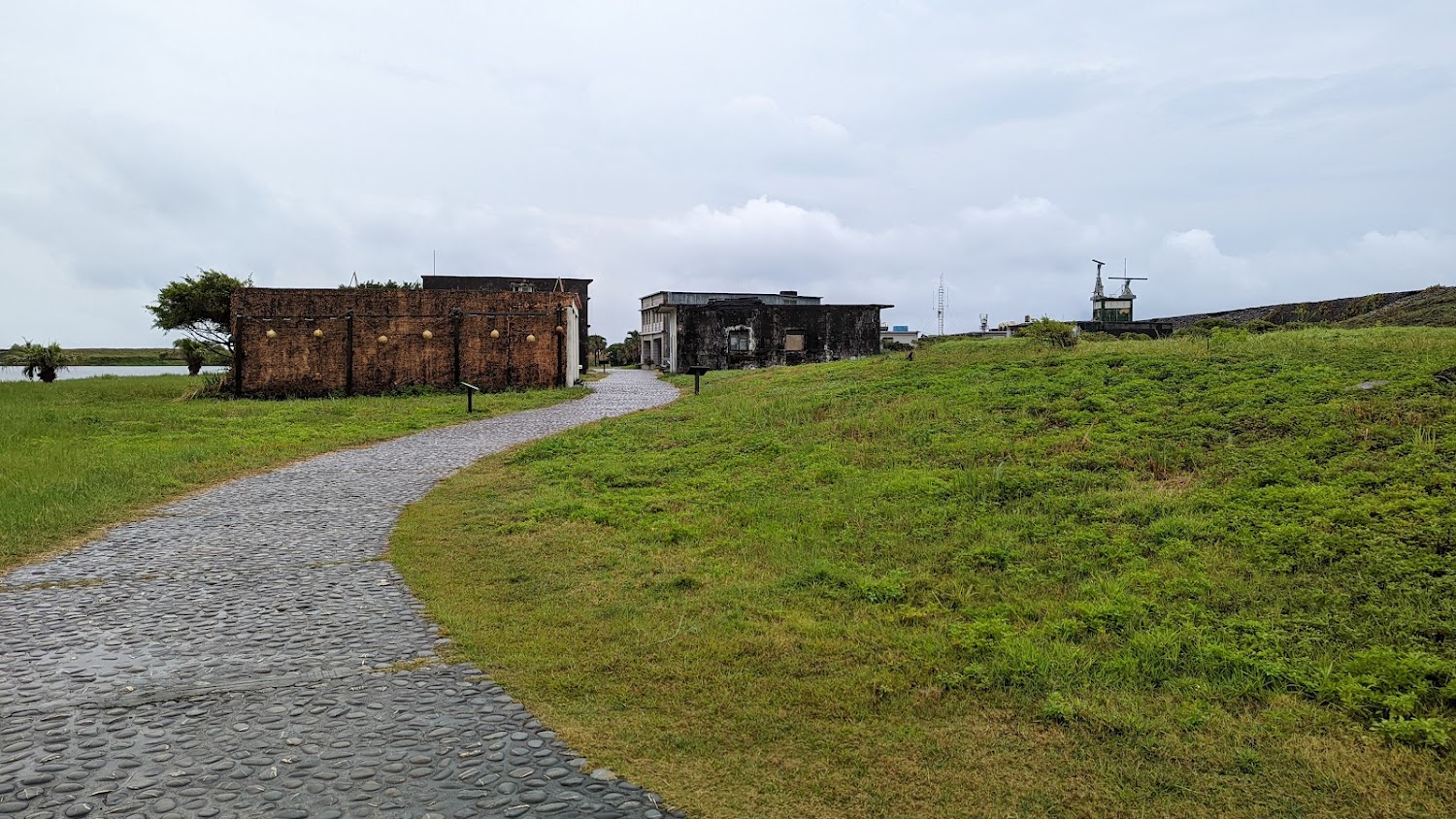 龜山島草地與舊屋石板路
