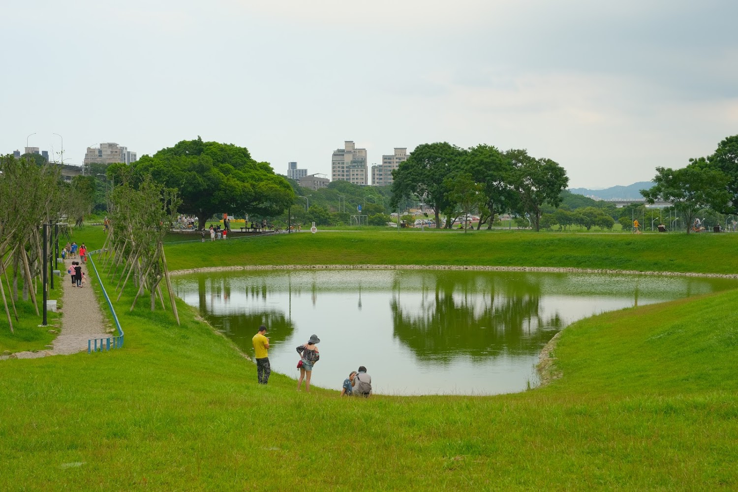 山佳河濱公園湖水與綠地景色